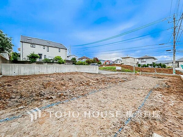 閑静な住宅街。2台分の駐車スペースを確保したゆとりの街区です。和室と繋がるリビングが、家族の温かい時間をデザイン。(2026.6)