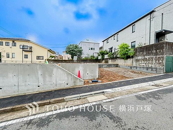 お車2台をお持ちの方にも嬉しい、前道広々のゆとりある邸。リビング隣の和室はお子様のプレイスペースにもぴったりです。(2026.6)