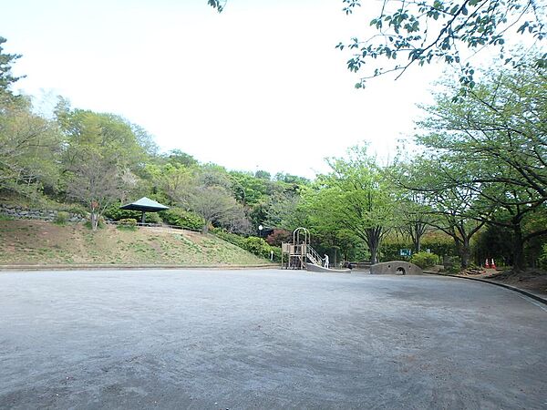 駅チカなのに気軽に山遊びができる魅力の公園。起伏ある地形が生かされ、程よい自然を満喫できます。