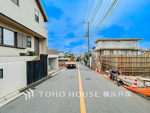 「Frontal road」家の良し悪しだけでなく周辺環境も重要なポイント。それは月日が経つ事で「近くにあるもの」から「家の財産」へとイメージが変わってくる事を身体が理解しているからだと思います。(2026.10)