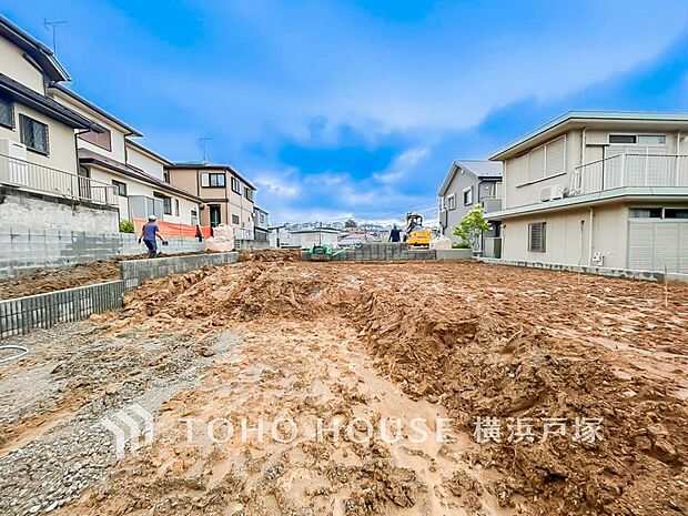 閑静な住宅街の陽当りに恵まれた土地。たくさんの想いが美しいカタチに彩られた時、そこにはひと時のくつろぎが生まれ、ゆっくりと愛着が育まれていきます。(2026.10)