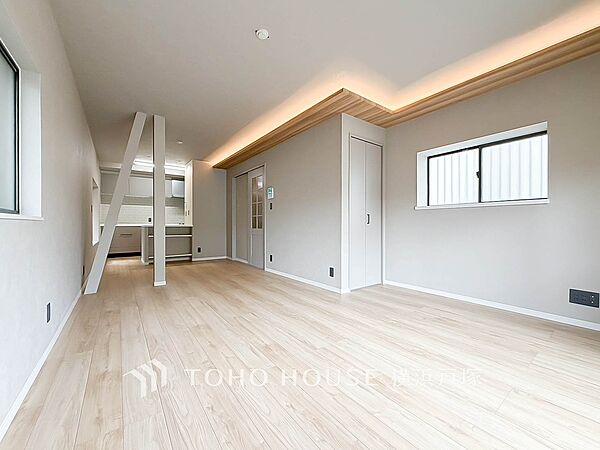 【Living room】明るく開放的な空間が広がるLDK。室内には豊かな陽光が注ぎ込み、爽やかな住空間を演出。