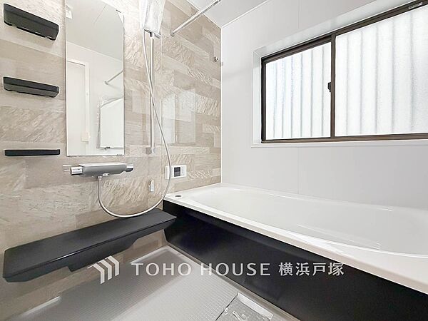 【Bathroom】リラックスできるよう優しいカラーをチョイスしました。時を忘れるほどのんびりできる空間に。