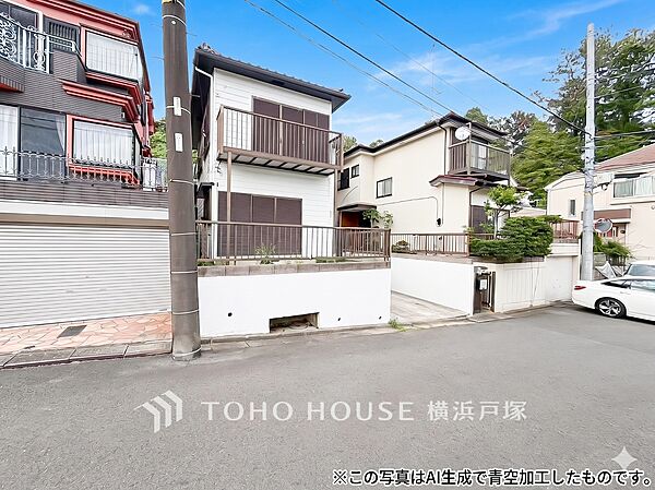 【Frontal road】周辺に建ち並ぶ邸宅も、それぞれに個性がありながらも落ち着いた雰囲気を醸し出している邸宅街の一角。