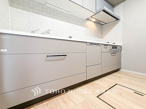 【Kitchen】奥様が長い時間を過ごすキッチンは、使い勝手の良い家事動線で、家族とのコミュニケーションがはかれます。