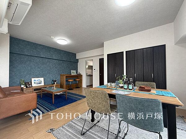 【Living room】ここにはみんなが集い、食事と楽しい会話が始まる。話に夢中になりすぎて、ついつい時を忘れてしまう。そんな束の間の幸せを感じさせてくれる場所。