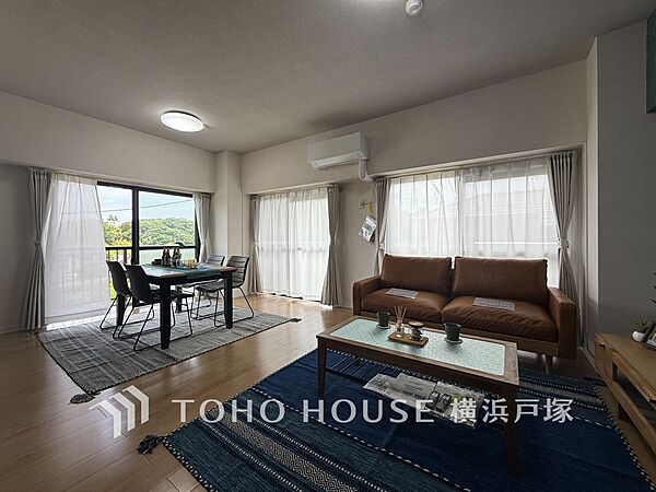 【Living room】柔らかな色合いのフローリングと清潔感の溢れるクロスが明るい空間を創り出しているリビングダイニング。憩いの場に相応しく、ここで楽しむ家族の時間が絆をより深めてくれそうです。