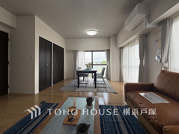 【Living room】広々としたリビングダイニングは、シックでモダンな内装。落ち着いた雰囲気に包まれて、伸びやかな空間の中で、ゆったりと家族団らんのひとときを過ごせます。
