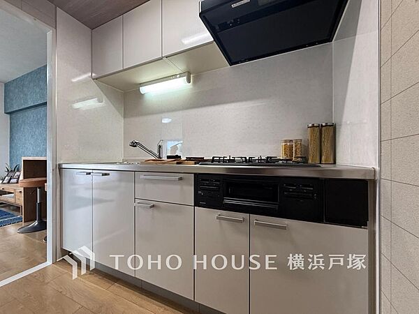 【Kitchen】手元の収納から、足元の収納までが全てスライド式で、奥のスペースまで有効に活用できます。奥まで上から見渡せるので、たまにしか使わない調理器具もサッと取出せます。