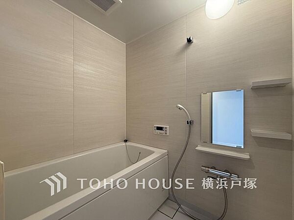 【Bathroom】上質が感じられるカラーリングで、清潔な空間美を実現。一日の疲れが癒される優雅なバスタイムを堪能できるゆとりあるバスルームです。