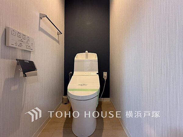 【Toilet】いつまでも清潔な空間であって頂けますように、目に留まるだけではなく、汚れをふき取り易いフロアと壁紙をチョイス致しました。毎日の生活を快適にお過ごし頂けますよう、落ち着いた雰囲気です。