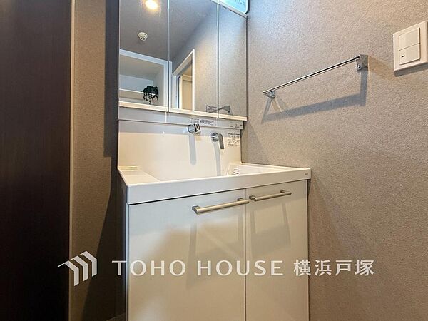 【Powder room】十分な大きさの洗面台は収納もさる事ながら、身だしなみチェックや歯磨きなど、朝の慌ただしい時間でもホテルライクなスペースで余裕とゆとりを感じて頂けます。