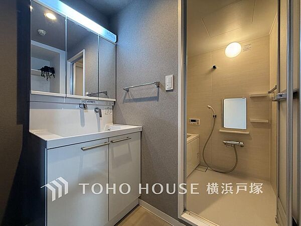 【Powder room】平日の朝であっても、落ち着きとくつろぎを感じられる。歯磨き粉が行方不明になるようなごちゃごちゃ感も解消。コーディネートされた空間で気持ちよく身だしなみを整えられます。