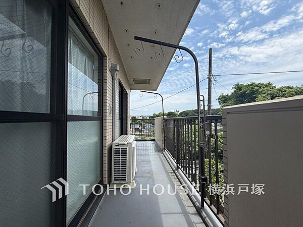 【Balcony】開放感いっぱいの眺望と共に光と風を享受するバルコニー。緑豊かな景観を眺めることができます。