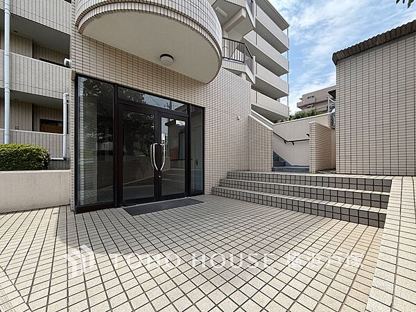 【Entrance】上質感漂うエントランス。めまぐるしく過ぎ行く日々の中でゆったりとした休息と癒しを提供してくれる。