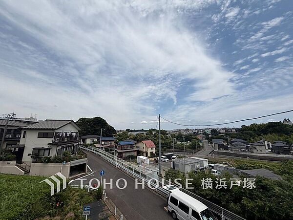 【View】開放感があり、遮るものもなく気持ちのいい景色が広がります。お部屋にも爽やかな風と暖かく柔らかな日差しが差し込み、毎日の暮らしを豊かに彩ります。