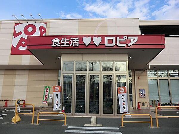 営業時間は10:00から20:00まで。新鮮な肉や魚、青果などの生鮮食品から、パンやお菓子などの食品まで幅広く取り揃えており、全体的に価格が安いと評判です。