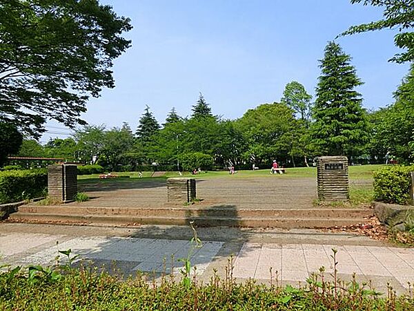 自然豊かな公園で、広々とした芝生広場や遊具が整備され、家族連れや散歩を楽しむ人々に親しまれています。季節ごとに変わる花や木々の景観が美しく、リラックスできる憩いの場として人気があります。