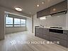 リビング/ダイニング：【Living room】明るく開放的な空間が広がるLDK。室内には豊かな陽光が注ぎ込み、爽やかな住空間を演出。