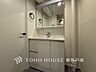 洗面：【Powder room】清潔感のあるプライベート空間は、身だしなみチェックや肌のお手入れに最適です。収納もあり、スッキリと見映えの良い空間に拵えました。時間に余裕とゆとりを持たせます。