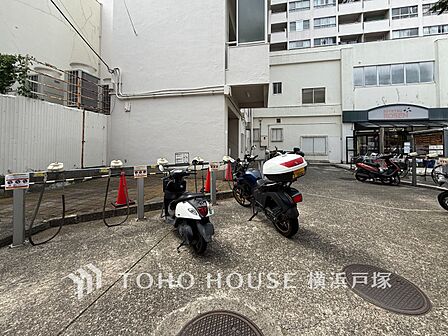 安心・便利なバイク置き場。専用スペースで大切なバイクを守り、快適な移動をサポートする理想的な場所。