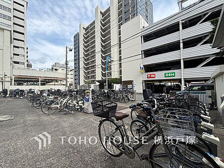 【Cycle lot】こちらは駐輪場。平置きの自転車スペースは、出し入れもスムーズにできるので、忙しいお出かけ時にもさっと出せるのが魅力的。大切な1分1秒を無駄にしません。
