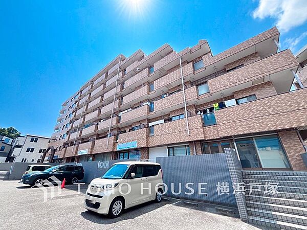 【Appearance】落ち着いた環境の中に佇むマンション。周辺には生活施設も点在し、日々の暮らしをイメージしやすい住環境です。現地では建物の雰囲気や周辺の街並みをあわせてご確認いただけます。