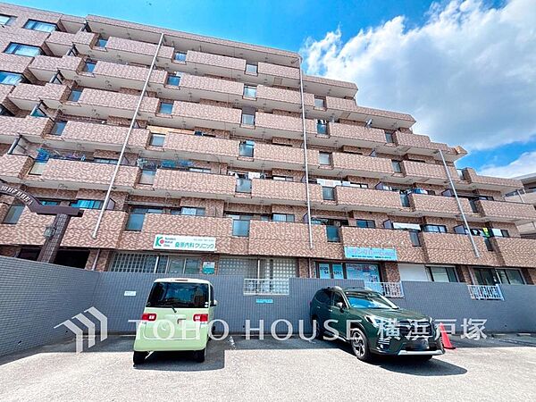 【Appearance】穏やかな風と陽光を導き、プライバシーに配慮された設計プランを採用し、居住性を一段と心地よいものにしています。周辺環境とのコラボレーションにより明るく開放的な空間を演出。