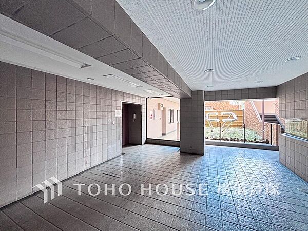【Entrance】上品で清潔感があるエントランスは住人やゲストを迎え入れ、そして送り出す場にふさわしい上質な空間です。プライベート感が高まるシックな装いのエントランス。