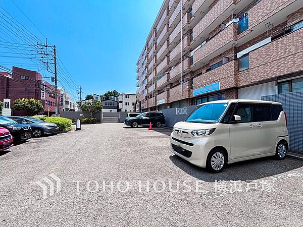 【Car space】敷地内に駐車スペースがあると日々の暮らしのをスムーズに運ぶ事が出来ます。（空き状況はお問合せ下さい）