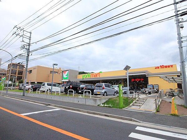 ヨークフーズ六浦店(140m)首都圏を中心に展開するセブンアンドアイグループが展開する食品スーパー。お肉やお野菜もお安く提供！地域に根付いた安心価格のお店です。