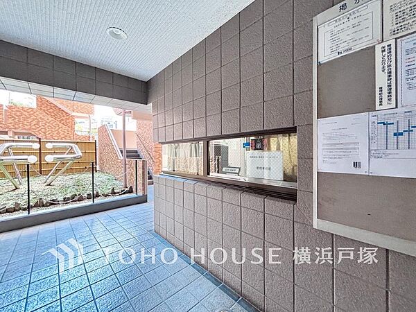 【Reception】エントランスにある温かみのある受付。住まう人に安心と快適を提供する受付カウンター。心地よい毎日をサポートします