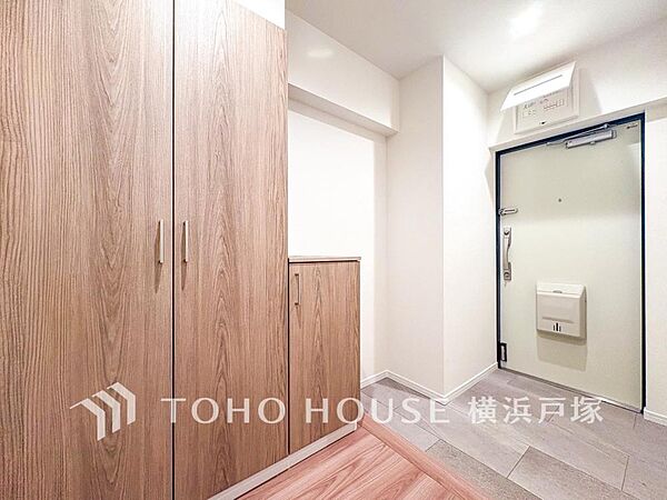「Entrance」お客様をお迎えする玄関は落ち着いた雰囲気。帰り着くたびに洗練されたテイストの空間に迎えられ誇りと喜びを感じる玄関まわりです。