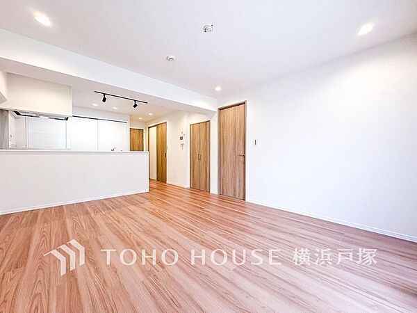「Living room」ご家族やお客様との時間など、多くの時を刻む空間。何気なく過ぎる時でさえも上質なひと時となる快適な空間を目指して。