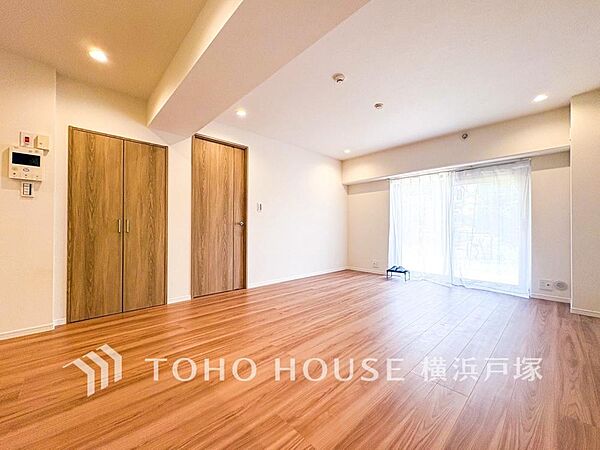 「Living room」一日の中で多くの時間を過ごすことになる住まいだからこそ、いつも穏やかな空間であるように心掛けています。構成する建材などへの配慮が、住まう方の健康を守ります。