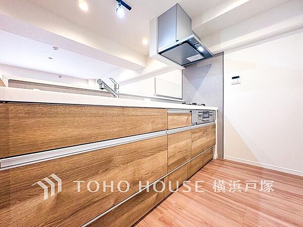 「Kitchen」手元の収納から、足元の収納までが全てスライド式で、奥のスペースまで有効に活用できます。奥まで上から見渡せるので、たまにしか使わない調理器具もサッと取出せます。