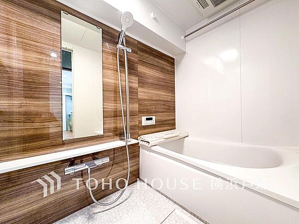 「Bathroom」掃除のしやすさ・収納の便利さなど、おふろを使う人、お手入れする人、みんなにとっての「しあわせ性能」を追求したバスルームを採用いたしました。