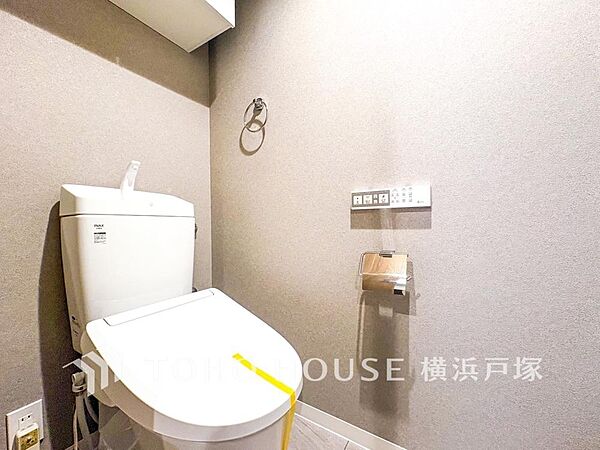 「Toilet」いつまでも清潔な空間であって頂けますように、目に留まるだけではなく、汚れをふき取り易いフロアと壁紙をチョイス致しました。毎日の生活を快適にお過ごし頂けますよう、落ち着いた雰囲気です。