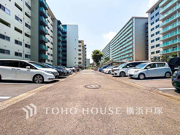 「Car space」ゆったりとした駐車スペースを確保いたしましたので、大きめのお車でも駐車可能です。空き状況はお問合せください
