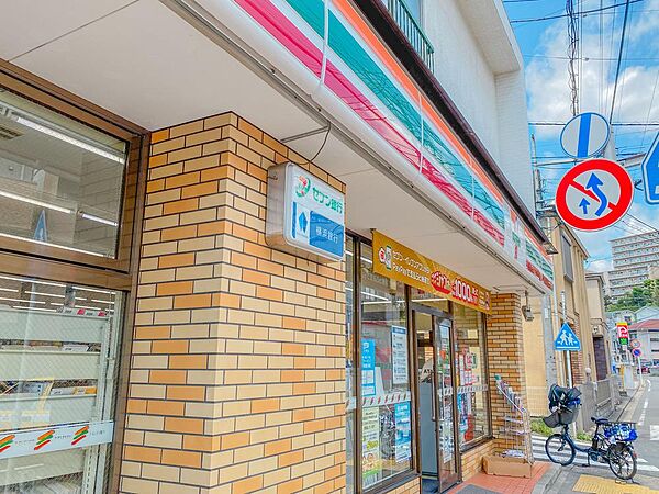 飲食料品や生活雑貨を取り揃え、周辺住民や通勤・通学者に便利なサービスを提供しています。ATMや宅配便受付などもあり、地域の暮らしをサポートしています。