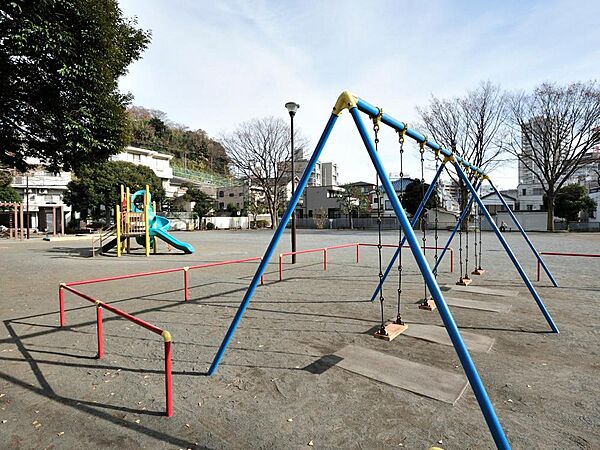 綺麗に整備された公園内には、複合遊具やブランコなどもあり遊具も充実しています。トイレもあるので、小さいお子さんを連れても安心。