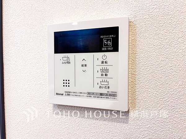 お風呂場と台所に操作リモコンがあり、キッチン近くにある給湯リモコンは、お料理の最中でもリビングで寛いでいるなかでもボタン一つで簡単に沸かせて便利ですね。