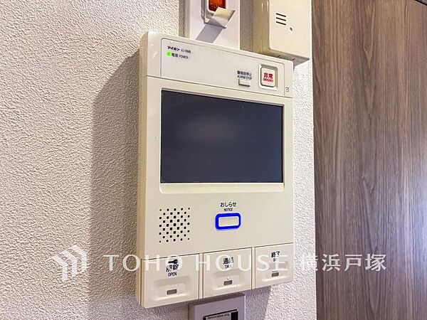 「見える安心」をカタチにしました。誰が来てもわかる様にモニター付きインターホンを設置。家事導線を考慮した個所に設置し、防犯性と利便性に優れ快適と安らぎを合わせた優しい設計。