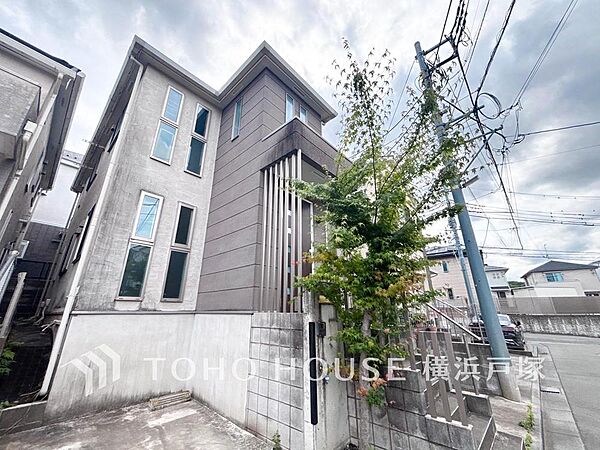 「Appearance」洗練されたデザインの外観が目を引く住まい。光と風を採り入れる設計で、ご家族の毎日を明るく彩ります。