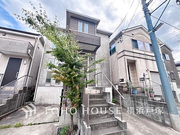 「Appearance」閑静な住宅街に佇む、温もりあふれる外観。家族の成長を見守る、安心で快適な暮らしがここにあります。日々の生活を豊かに彩る住まいです。