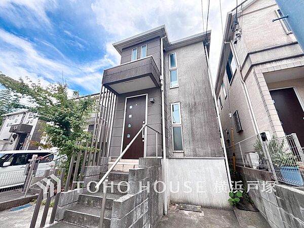 「Appearance」洗練されたデザインの外観が目を引く一戸建て。家族の成長を見守る、明るく快適な新生活がここから始まります。