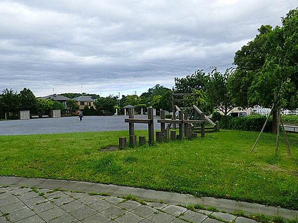 お子様が元気に走り回れる広々とした公園。大型の複合遊具もあり、楽しく遊べます。