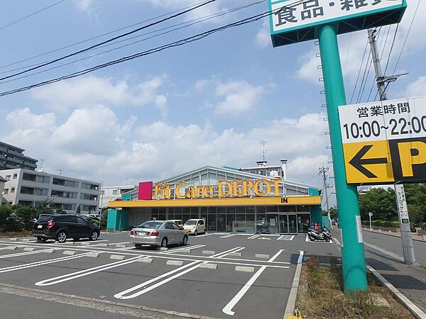 薬・生活用品・化粧品・食品類・酒類など、豊富な品揃えの日用品が揃い、見やすくお買い物がしやすい店内でお得にお買い物を楽しめます。