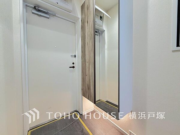 【Entrance】シンプルながらも洗練された印象の玄関スペース。住まいの入口として、さりげない良質感を感じられる空間です。