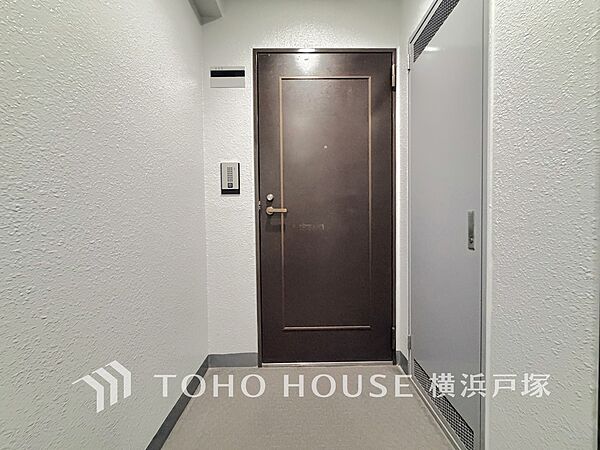 【Entrance】居住者の帰り、訪れる方を優しく迎え、やすらぎに満ちた生活空間を予感させる。健やかな暮らしを楽しめそう。